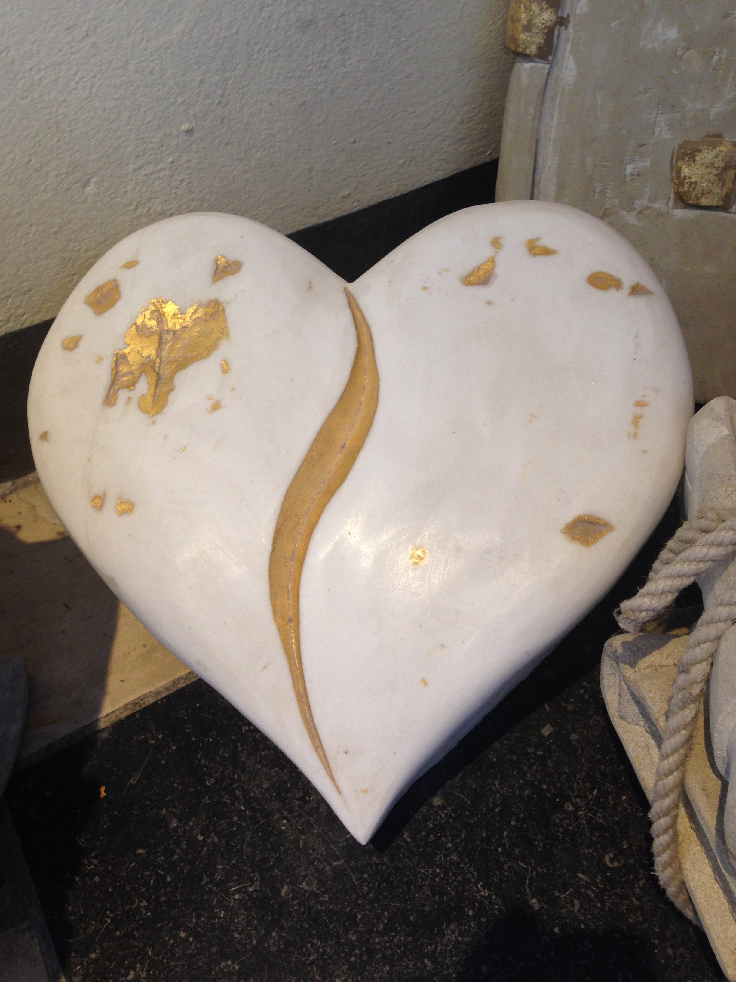 Marmorherz mit Blattgold handwerkliches Herz in Marmor mit Blattgold Aplikation